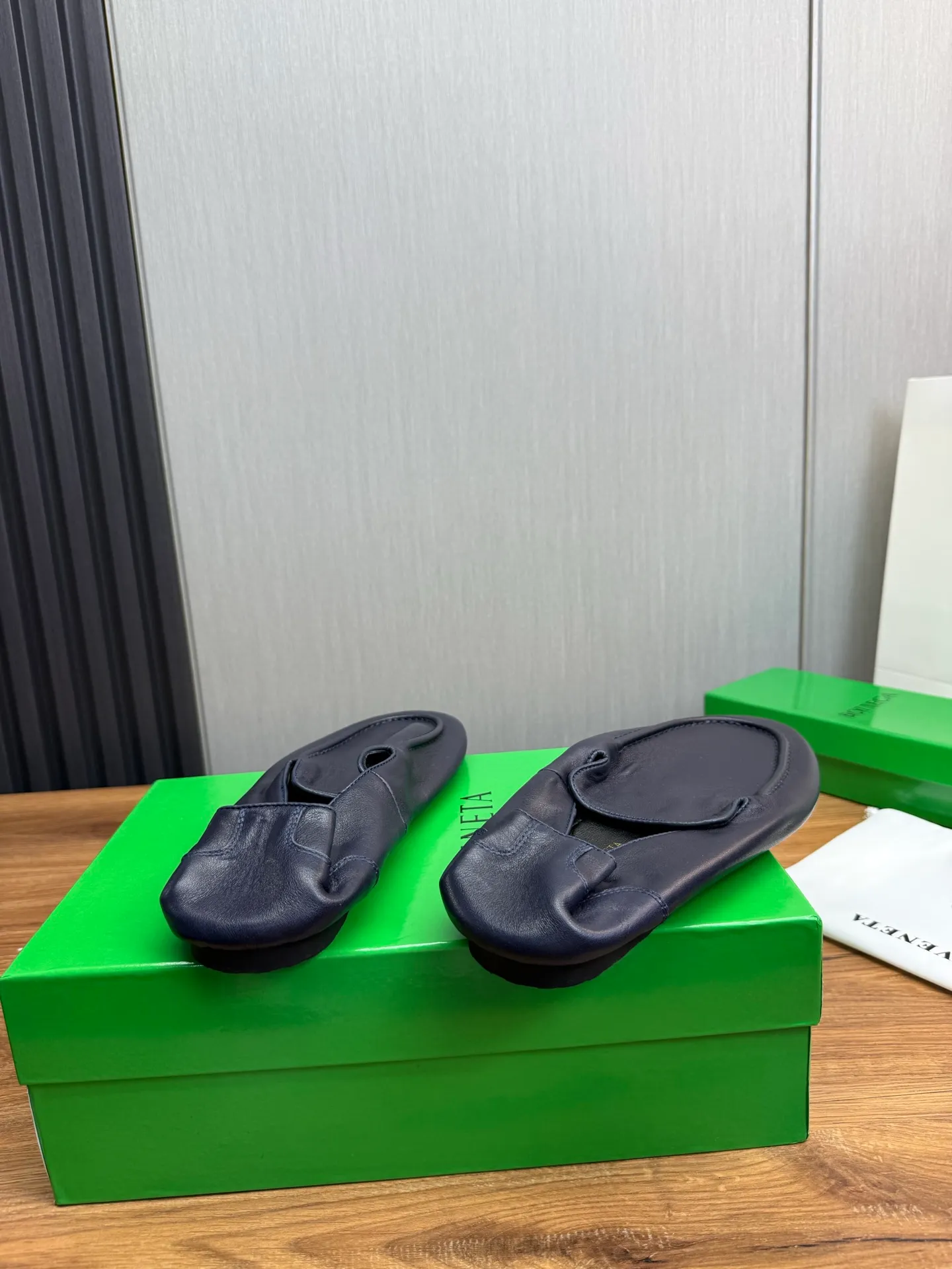 Men's men's shoes💰480💰BV-popular wallet shoes👟Casual, fashionable and comfortable🔗Good travel partner✅Original cowhide + imported cowhide. Original rubber outsole, available all year round👏Size: 38-45 (38.45 custom-made, non-returnable)